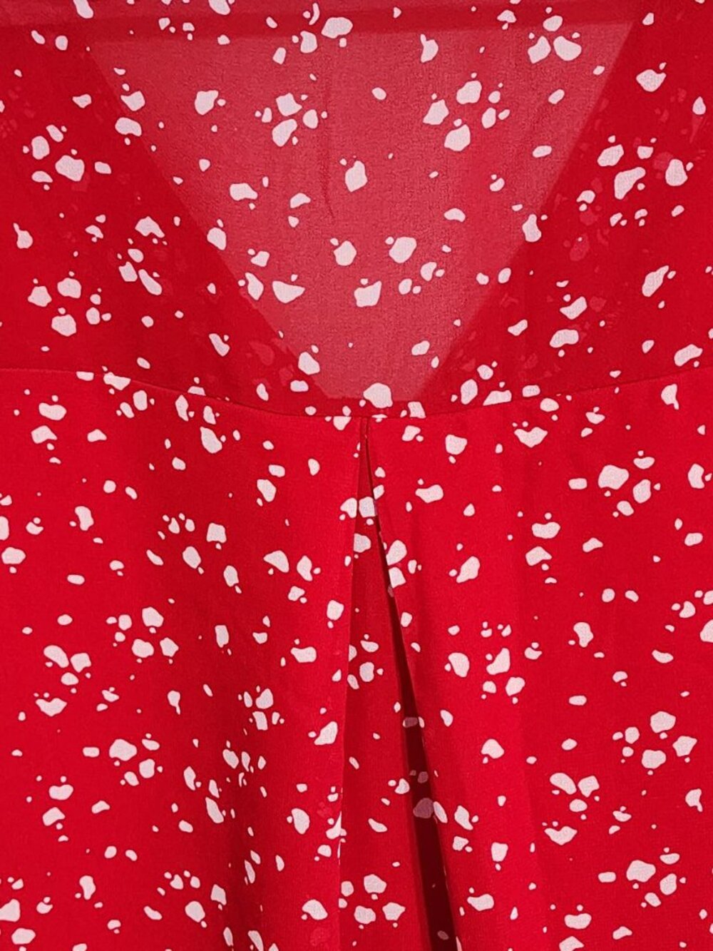 Vibrant red abstract print V-neck blouse, sheer slit flutter sleeves. Siddhe 4X - Picture 3 of 15